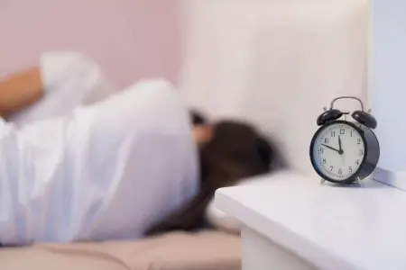 大家被“8小时睡眠论”欺骗了？60岁之后，最佳睡眠时间是多久？（60岁的人睡眠多长时间）